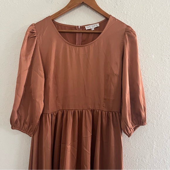 Ivy City Co Satin Genevieve Midi Dress Size Médium - Picture 5 of 9